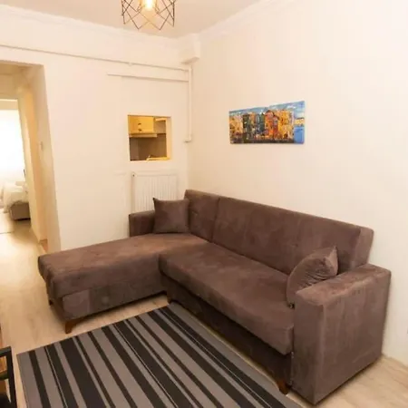Stylish With Private Garden - 12 Min Walk To Osmanbey Metro Station *