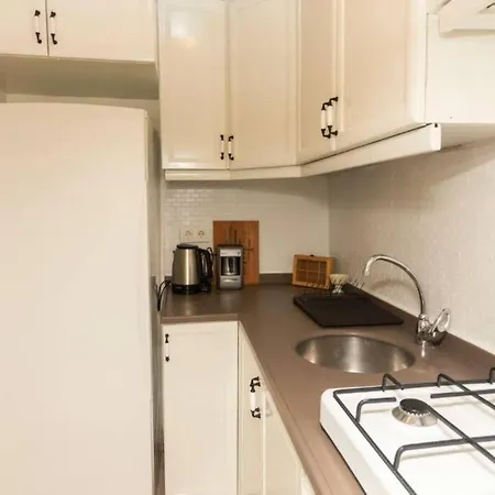 Stylish With Private Garden - 12 Min Walk To Osmanbey Metro Station