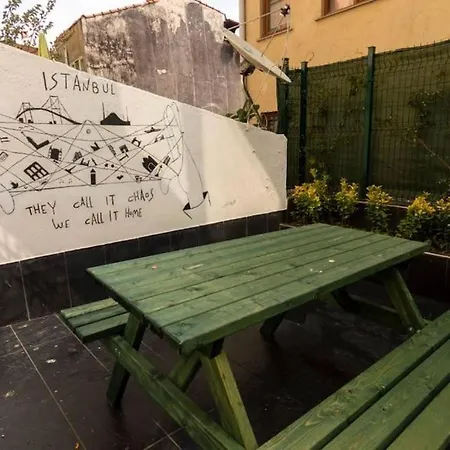Stylish With Private Garden - 12 Min Walk To Osmanbey Metro Station